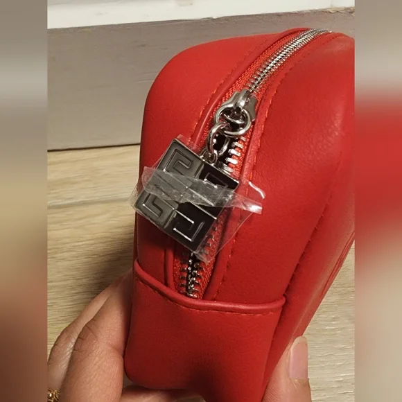 New Givenchy Iconic Logo Red Cosmetic Pouch Zip Clutch Leather Bag New - Picture 3 of 7